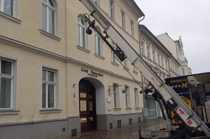 moebellift vor altbau beim innenstadtumzug